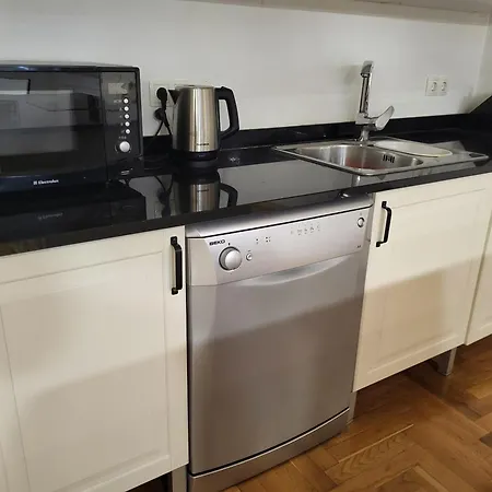 Apartment Hari Sarajevo, Spacy Apartments, Free Parking, Aircondition, Airport 1,5 Km Sarajevo